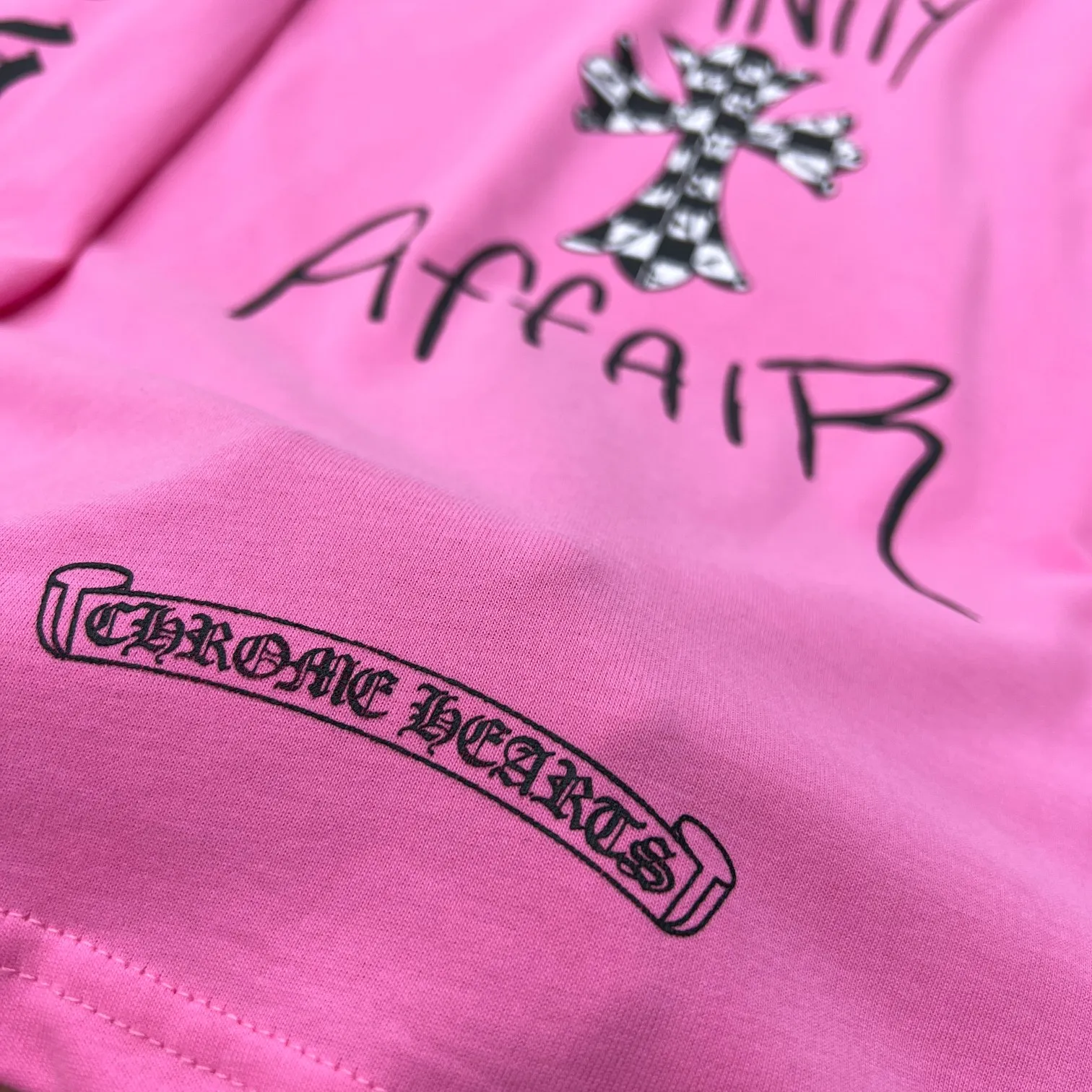 P160 Chrome Hearts 🍁Long T series🍁 Available simultaneously at counters❤️All stars have the same style Chrome Mattyboy graffiti cross Sanskrit ⭐ long-sleeved T-shirt ❤Specially customized original 1:1 high weight comfortable fabric 🌈Recommended color: customized pink🌈 Size: S, M, L, XL